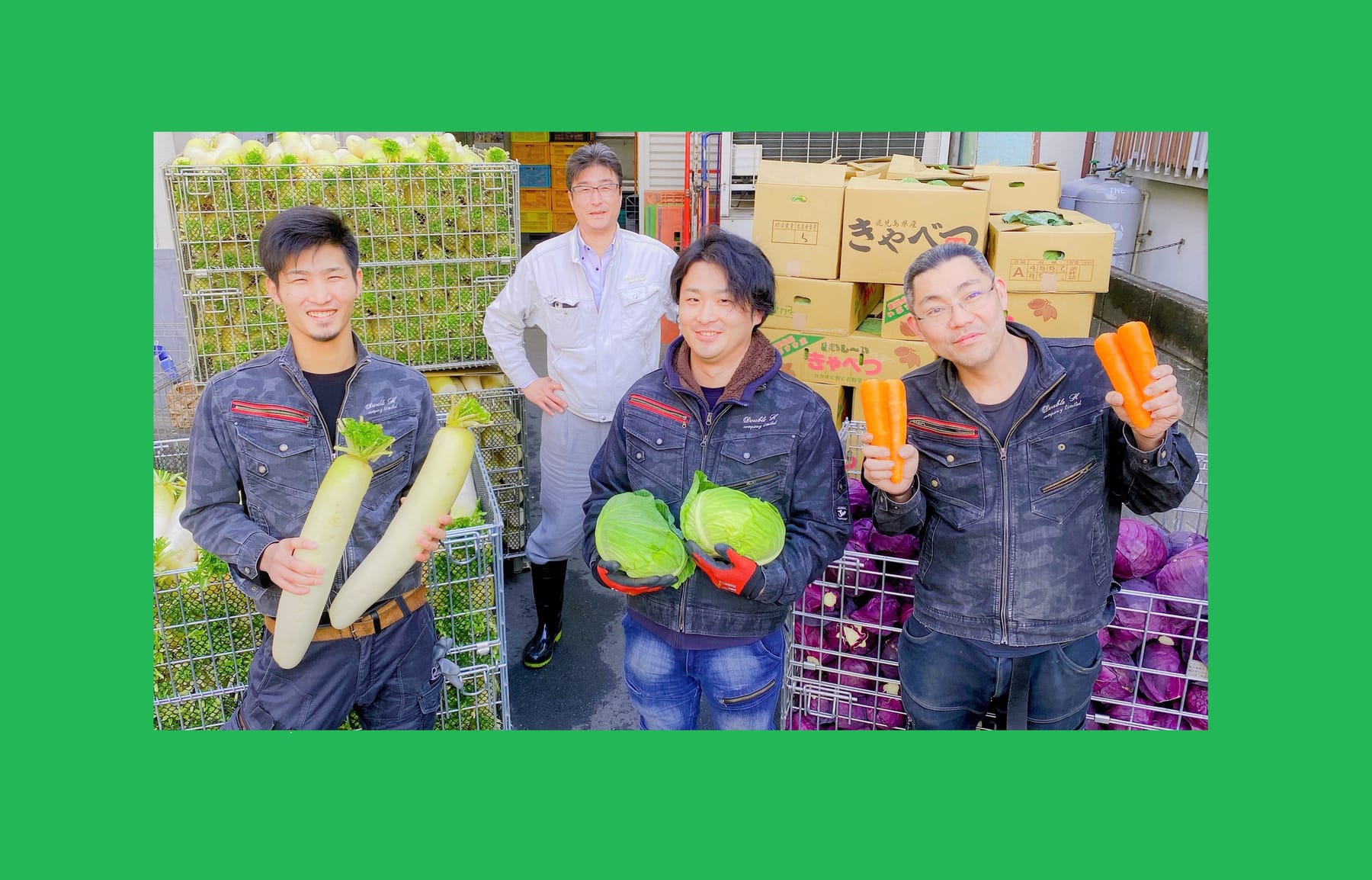 生産者の手と収穫された農作物